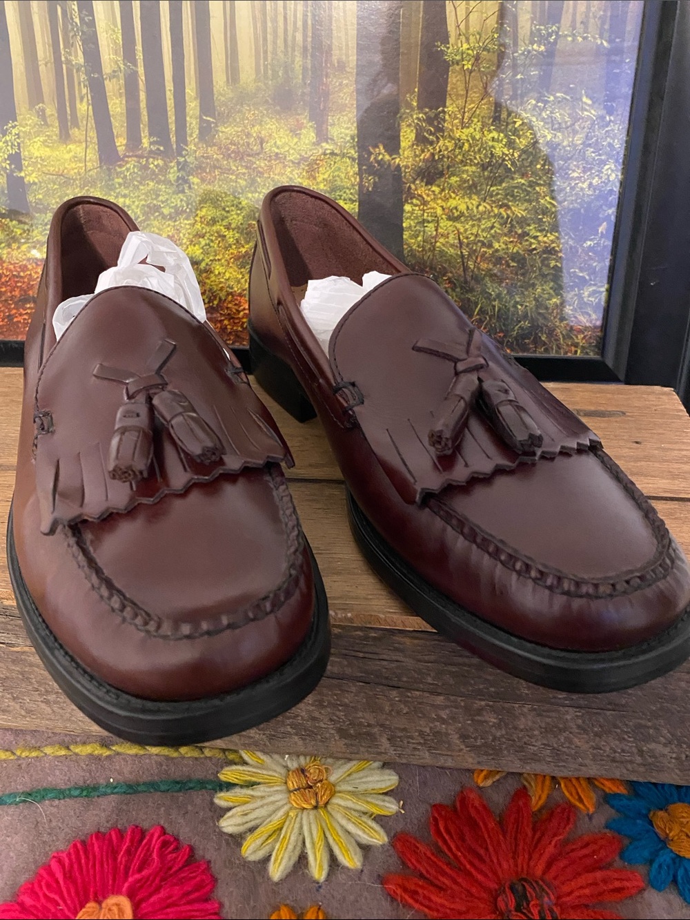 Bass Weejuns womens burgundy/brown.  Classic shoe with tassel. Never worn